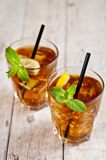Traditional iced tea with lemon, mint leaves and ice cubes in tw - Φωτογραφία, εικόνα
