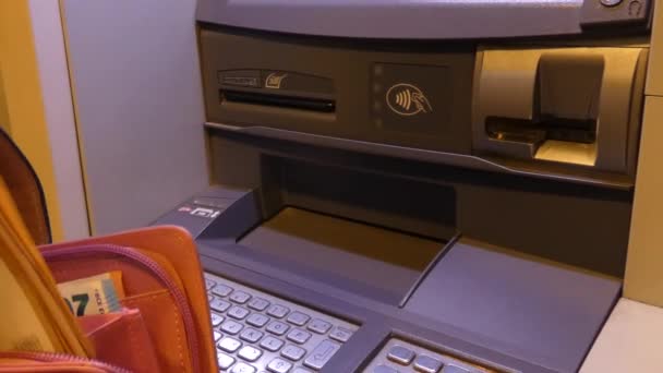 aanvulling van een bankkaart bij een geldautomaat. euro valuta's in een ATM plaatsen - Video