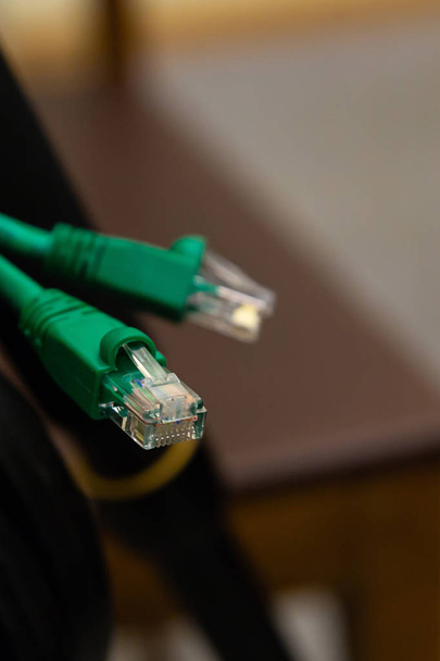vezetékes kapcsolat rj45 műanyag kábel zöld csatlakozó elmosódott számítógép tervezési háttér - Fotó, kép