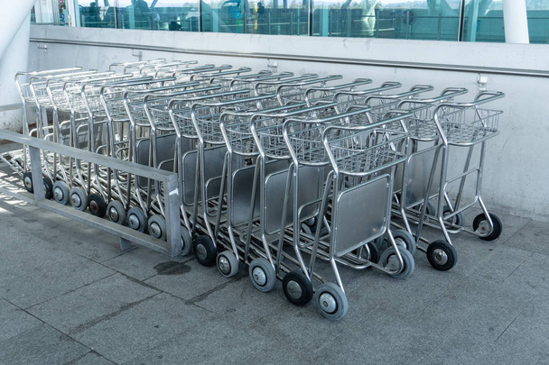 groupe de chariot à bagages vide à l'aéroport
 - Photo, image