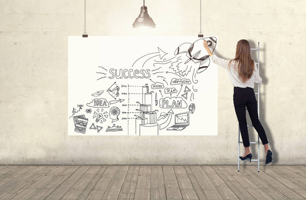 Jovem mulher de pé em uma escada e desenhando um esboço de plano de negócios em uma bandeira branca. 3d renderizar elementos na colagem
 - Foto, Imagem