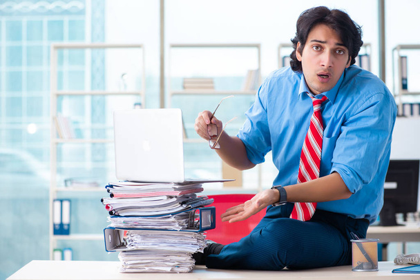 Przystojny biznesmen niezadowolony z nadmiernej pracy w biurze  - Zdjęcie, obraz