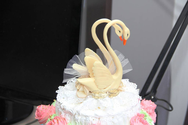 白鳥とのウェディングケーキ - 写真・画像