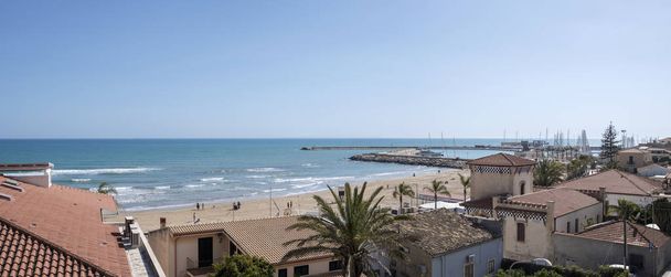 Włochy, Sycylia, Morze Śródziemne, Marina di Ragusa (Prowincja Ragusa), widok na budynki nad brzegiem morza i plaży - Zdjęcie, obraz