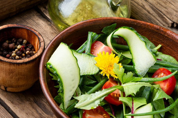 Весенний салат с одуванчиками
 - Фото, изображение