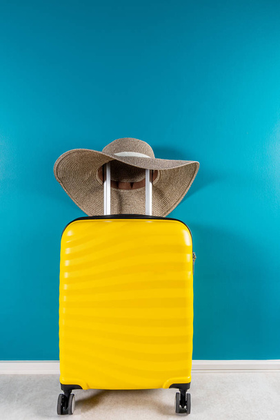 Яркий и стильный чемодан размера каюты как концепция отдыха
 - Фото, изображение