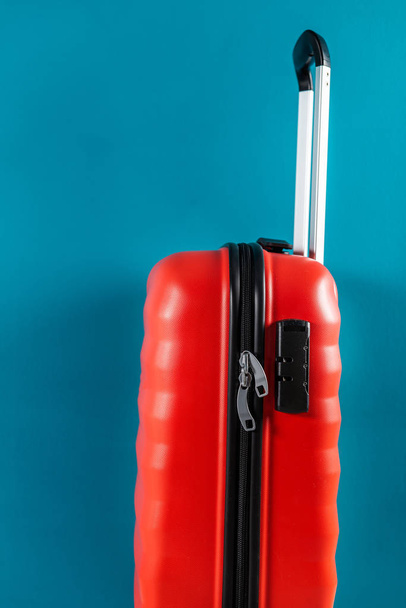 Jasne i stylowe walizka w rozmiarze kabiny jako koncepcja wakacji - Zdjęcie, obraz