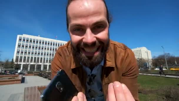 Homme d'affaires barbu émotionnel prouve quelque chose
 - Séquence, vidéo
