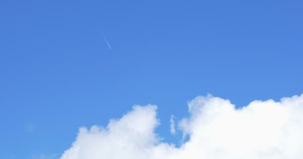 Ιπτάμενο αεριωθούμενο αεροπλάνο στο γαλάζιο του ουρανού - Πλάνα, βίντεο