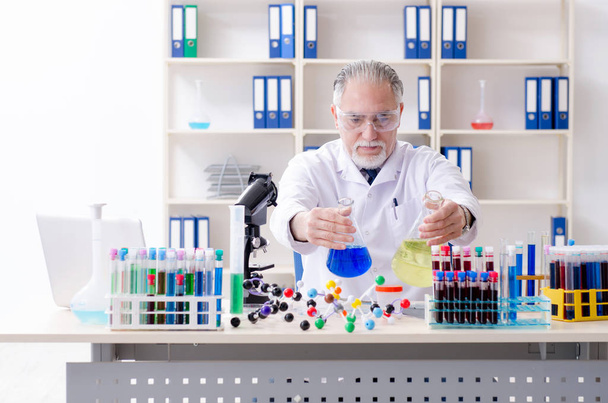 Vieux chimiste masculin travaillant dans le laboratoire  - Photo, image