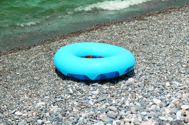 Кільцевий буй на пляжі влітку
 - Фото, зображення