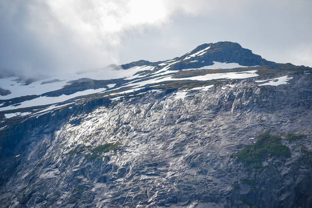 Caminata de trolltunga, Lago Ringedalsvatnet, Noruega, Hermoso scandin
 - Foto, Imagen