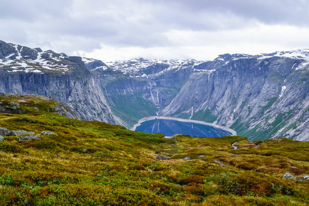 Πεζοπορία στο τρολ, λίμνη Ringedalsvatnet, Νορβηγία, όμορφη σκανδαλίδα - Φωτογραφία, εικόνα