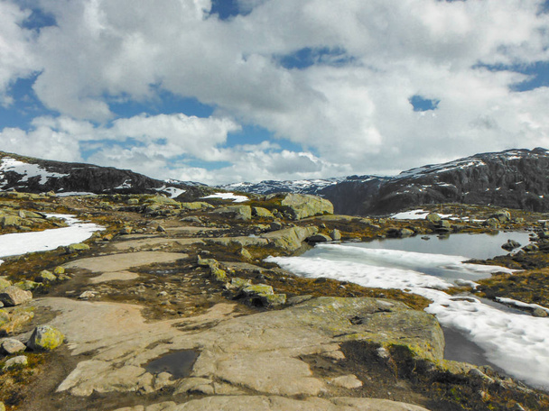 Escursione a Trolltunga, Lago Ringedalsvatnet, Norvegia, Bello scandalo
 - Foto, immagini