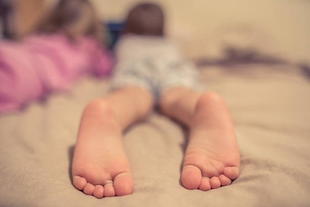 Close up di ragazzo piedi sdraiato sul letto
 - Foto, immagini
