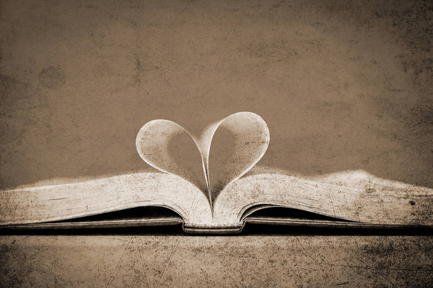 Stare zdjęcie Biblia i szczęśliwy Walentynki w tle miłości - Zdjęcie, obraz