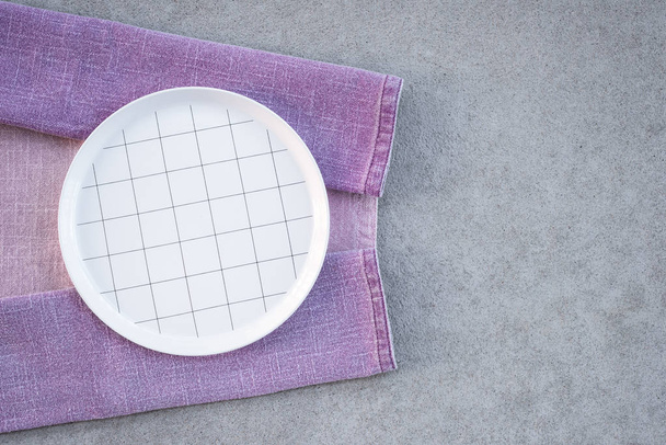 Placa branca verificada e toalha de mesa lilás
 - Foto, Imagem