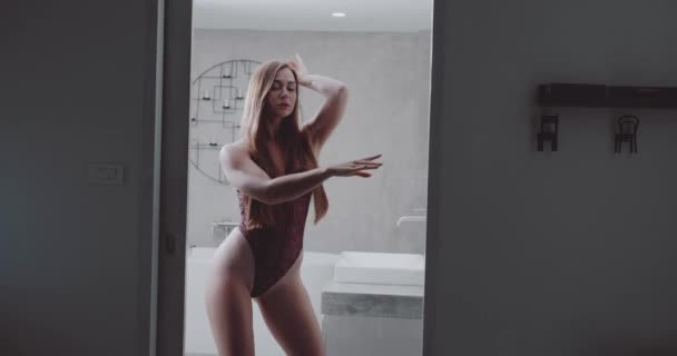 Zmysłowy piękna brunetka kobieta ubrana w bieliznę w jej sypialni - Materiał filmowy, wideo