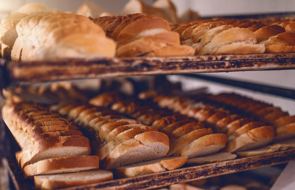 Close-up van gebakken heerlijk gesneden brood op de planken. - Foto, afbeelding