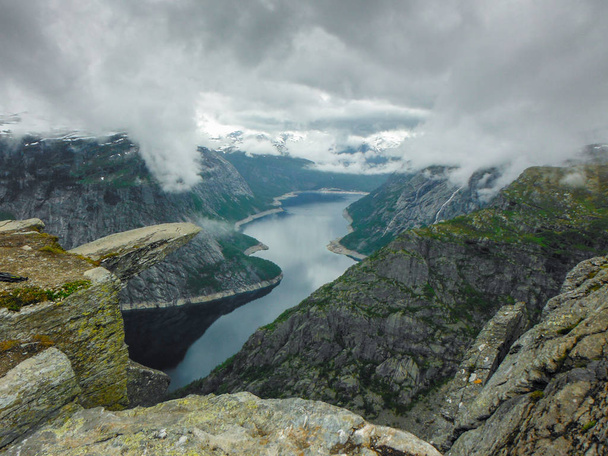 Wycieczka Trolltunga, jezioro Ringedalsvatnet, Norwegia, piękne skandin - Zdjęcie, obraz
