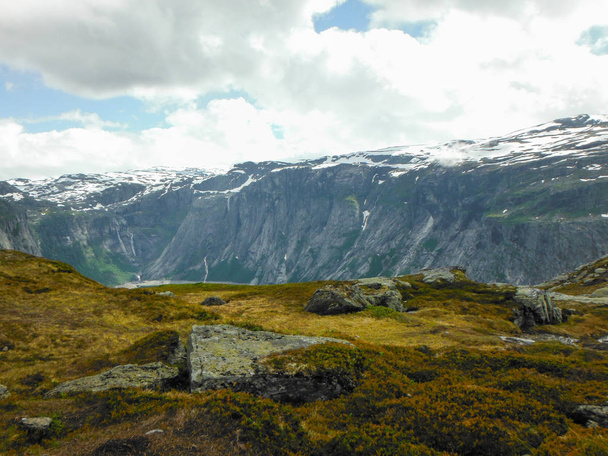 trolltunga wanderung, ringedalsvatnet see, norwegen, schöne landschaft - Foto, Bild