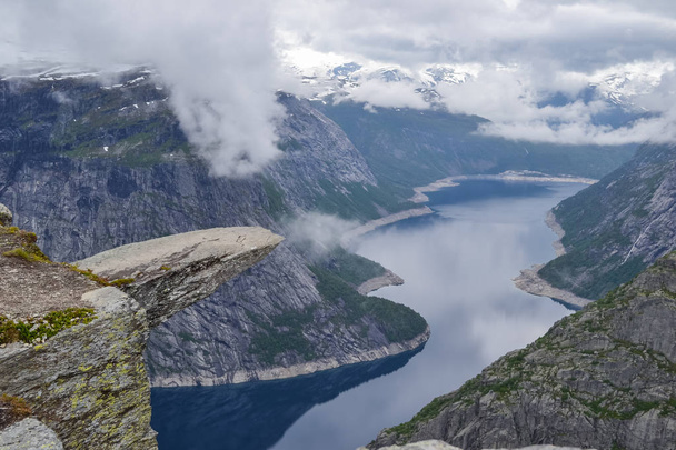 Πεζοπορία στο τρολ, λίμνη Ringedalsvatnet, Νορβηγία, όμορφη σκανδαλίδα - Φωτογραφία, εικόνα