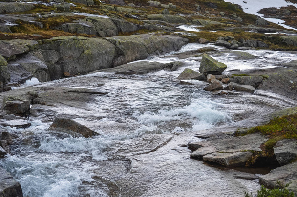 トロルトゥンガハイキング, リンガルスヴァット湖, ノルウェー, 美しいスカンディン - 写真・画像