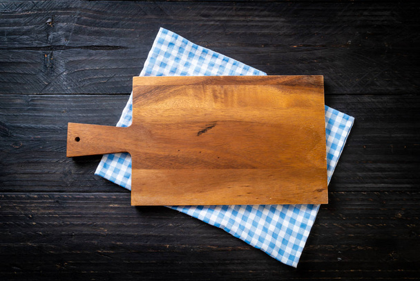 empty cutting wooden board with kitchen cloth - Фото, зображення