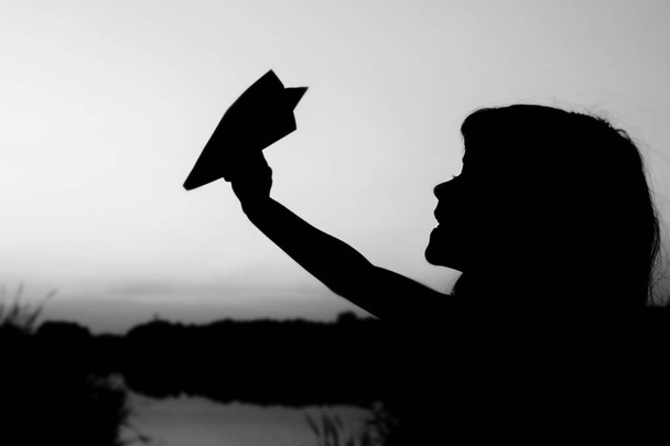 happy child holding flightnumber silhouette on nature in the par - Foto, Bild