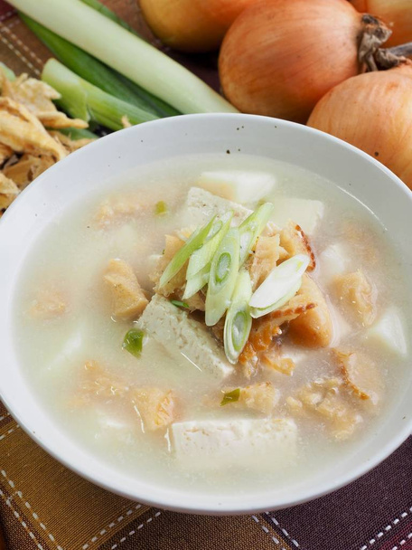 Суп з корейської їжі і овочі. - Фото, зображення