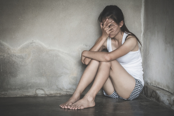 Λυπημένη γυναίκα που κάθεται μόνη σε ένα άδειο δωμάτιο. ενδοοικογενειακής βίας, int - Φωτογραφία, εικόνα