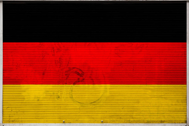 Almanya ulusal bayrağı ile eski metal duvar yakın çekim. Almanya ihracat-ithalat, malların depolanması ve malların ulusal teslimat kavramı. Grunge tarzında bayrak - Fotoğraf, Görsel