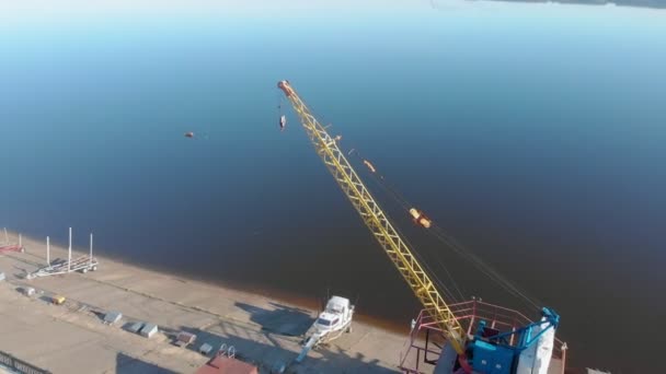 boot station of ligplaats voor boten, luchtopnames van de drone - Video