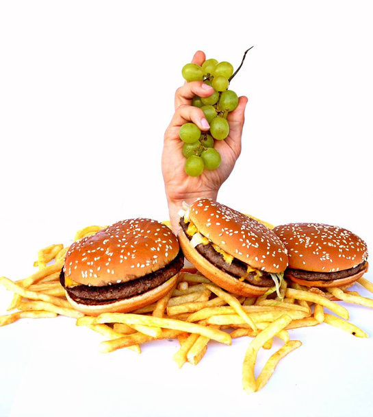 Hand aus einem Bündel Fast Food - Foto, Bild