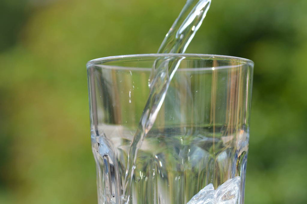 water in een glas close-up  - Foto, afbeelding