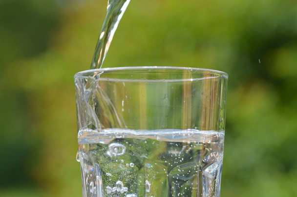νερό σε ένα γυάλινο κοντινό  - Φωτογραφία, εικόνα
