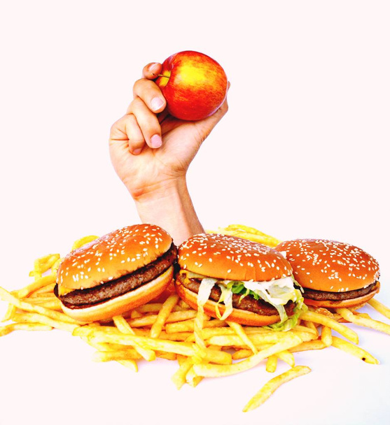 Hand uit een bos van Fast Food - Foto, afbeelding