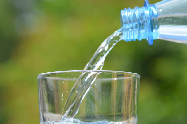 water in een glas close-up  - Foto, afbeelding
