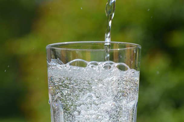 água em um copo de perto
  - Foto, Imagem