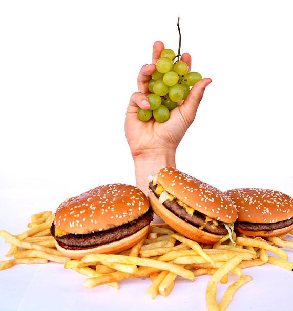 La mano de un montón de comida rápida
 - Foto, imagen