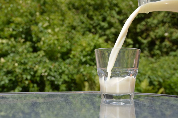 verser du lait dans un verre - Photo, image