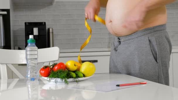 жирний чоловік вимірює свою талію, здорове харчування, здоровий спосіб життя концепція, фітнес-дієта
 - Кадри, відео