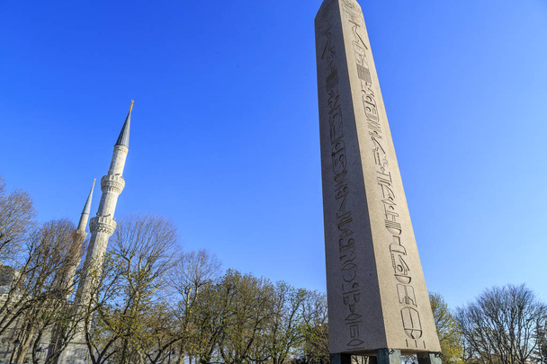 Egyptische obelisk in Istanboel. Oude Egyptische obelisk van Pharao - Foto, afbeelding