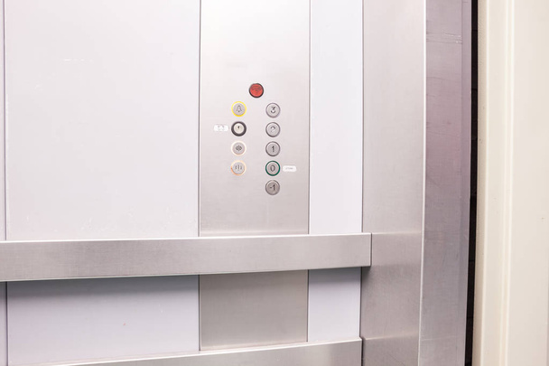 エレベーターのプッシュ ボタン - 写真・画像