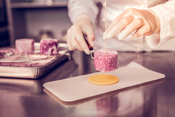 Focused photo on female hands that creating dessert - Fotoğraf, Görsel