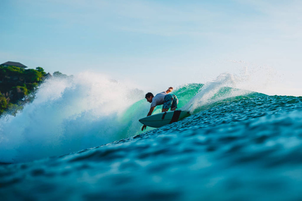 25 de abril de 2019. Bali, Indonesia. Surfista paseo en onda de barril. Surf profesional con olas ideales en la playa de Bingin
 - Foto, imagen