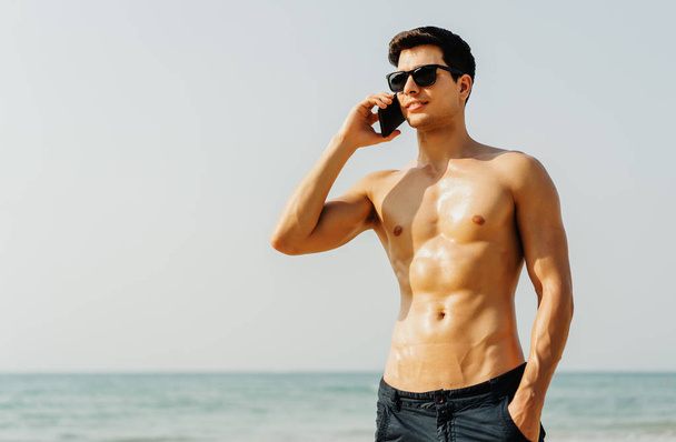 Portré a fiatal kaukázusi ember a szemüveg szexi test sunbat - Fotó, kép