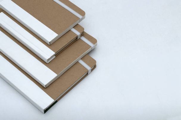 Stapel eines leeren Umschlagtagebuchs Planer isoliert auf weißem Hintergrund - Foto, Bild
