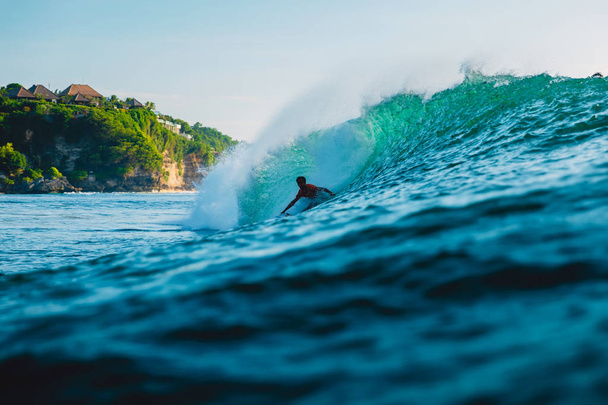 25 de abril de 2019. Bali, Indonésia. Passeio de surfista na onda do barril. Surfe profissional com ondas oceânicas ideais na praia de Bingin
 - Foto, Imagem