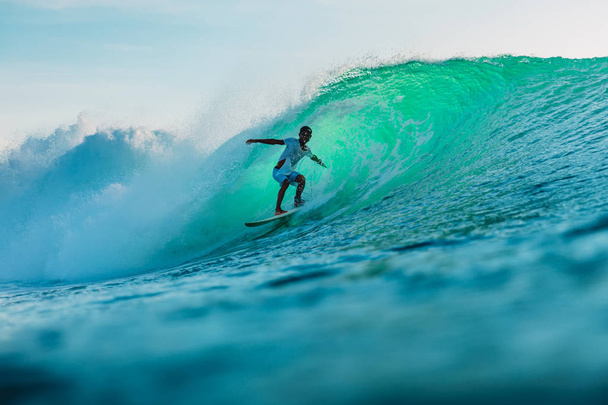 25. april 2019. bali, indonesien. Surfer reiten auf Barrel Wave. Professionelles Surfen mit idealen Meereswellen am Bingin Beach - Foto, Bild